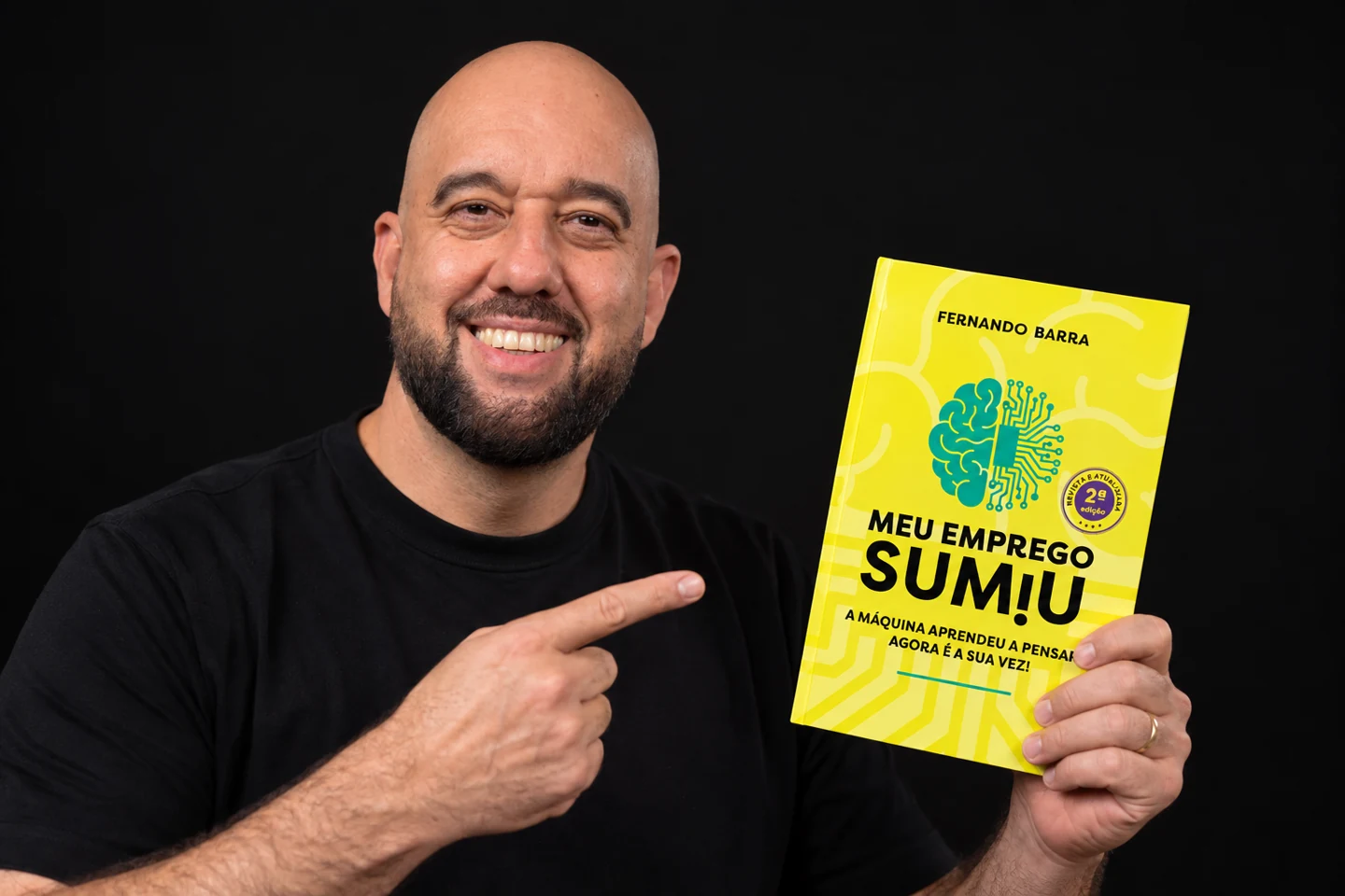 Fernando Barra apresenta o livro Meu Emprego Sumiu! com a capa amarela e verde